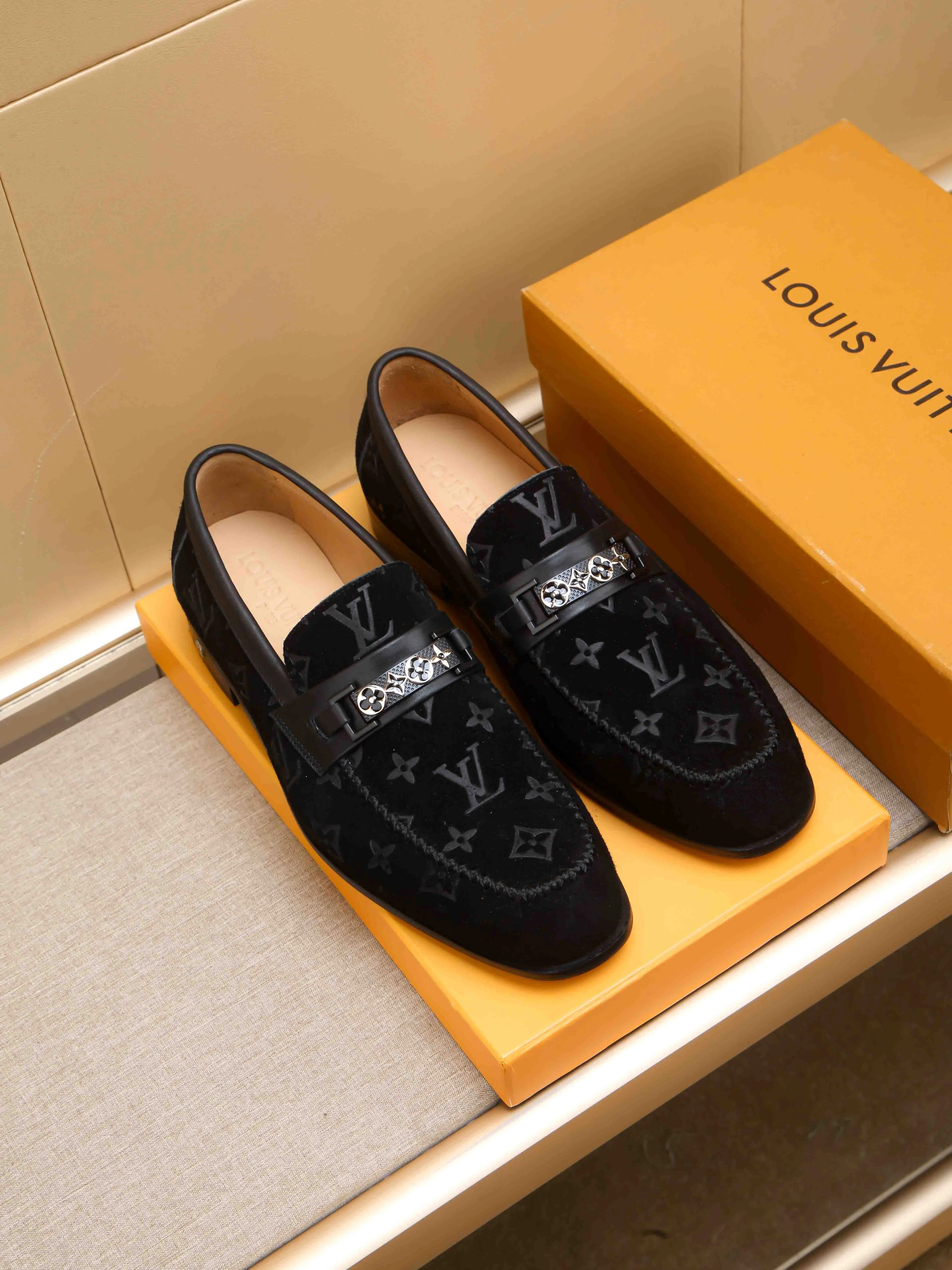 Men's shoes 💰 460 💰 Louis Vuitton LV ® 🆕 model 🔛Full shoe counter, first layer cowhide, 🐂leather lined casual shoes for men, super soft outsole, essential for driving. Counter synchronization, original first layer cowhide, completely 1:1 mold customization🌹top version, color optional! Number: 39-44 (customized at 38.45)